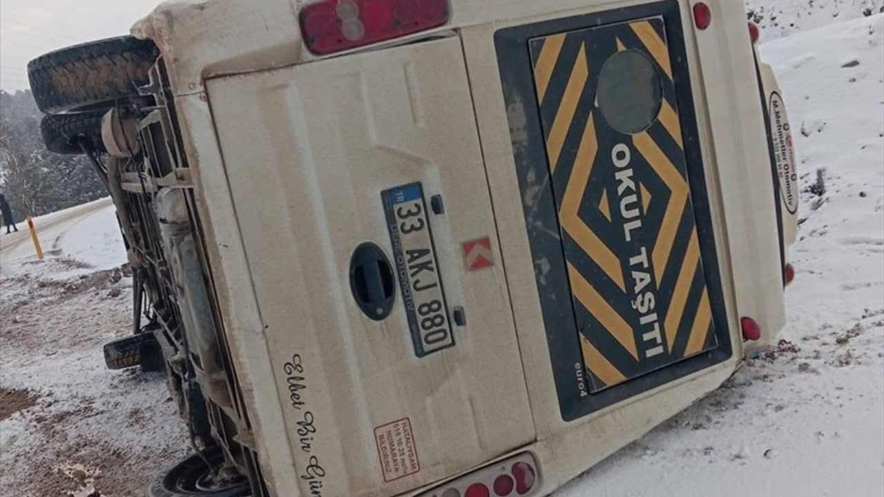 Mersin'de Devrilen Okul Servisindeki 7 Kişi Yara Almadan Kurtuldu