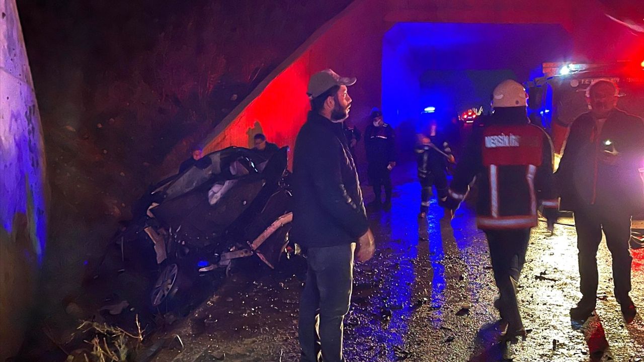 Mersin'de Üst Geçitten Düşen Otomobilde İki Yaralı