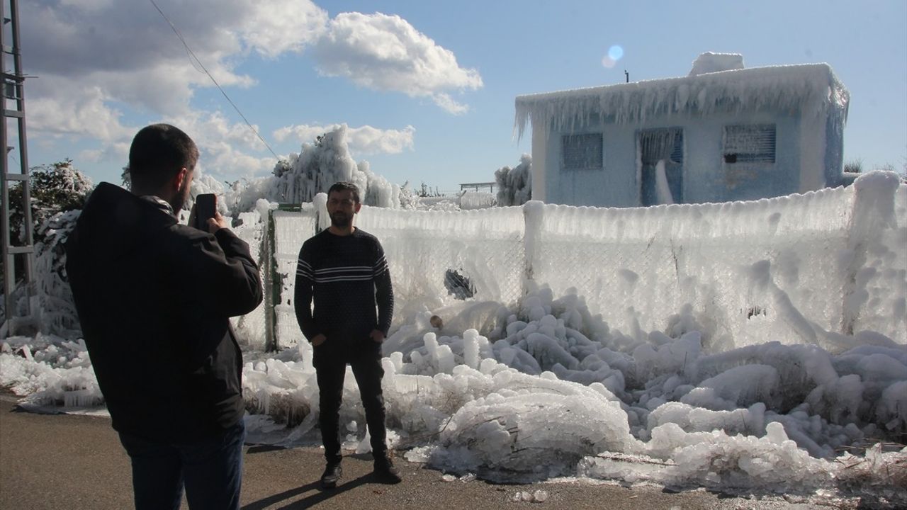 Mersin Erdemli'de Soğuk Hava Su Deposunu Buzla Kapladı