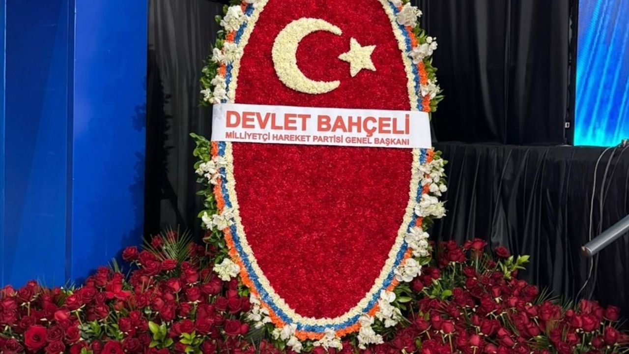 MHP Genel Başkanı Bahçeli'den AK Parti Kongresi'ne Özel Çiçek Aranjmanı