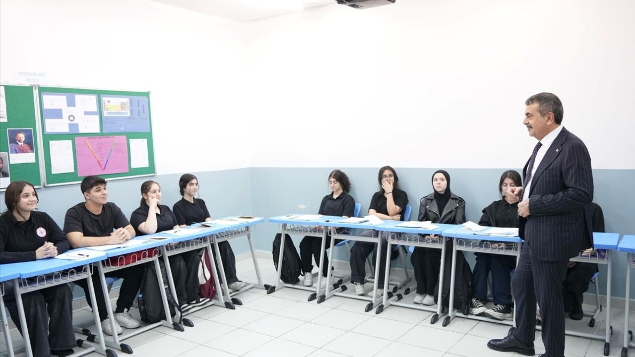 Milli Eğitim Bakanı Tekin, Suudi Arabistan'daki Uluslararası Türk Okulunu Ziyaret Etti