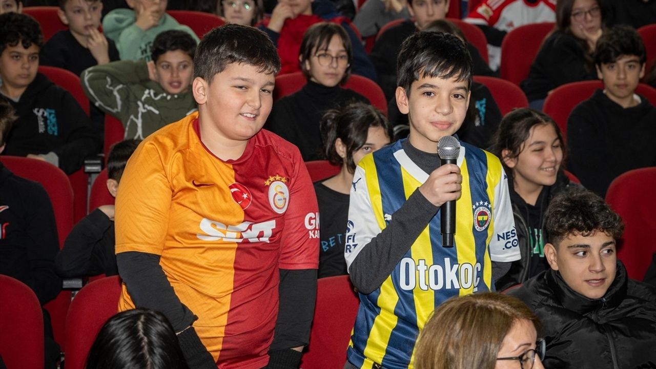 Milli Para Masa Tenisçileri Öğrencilerle Buluştu