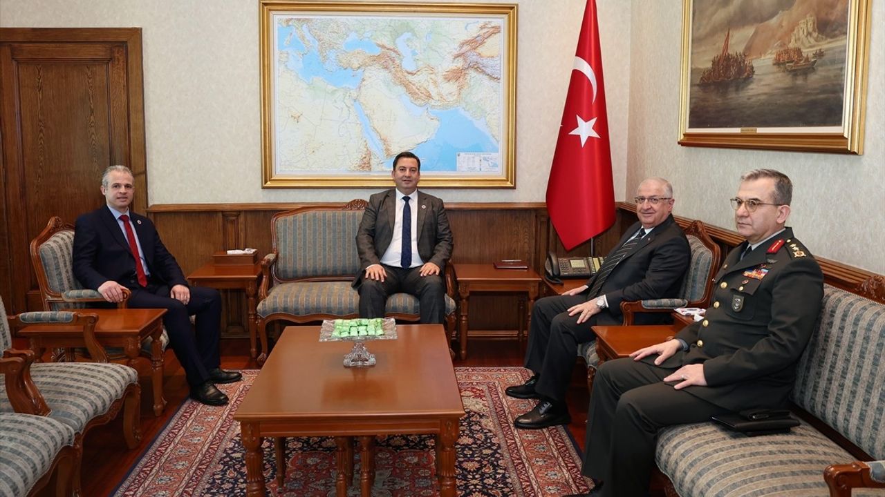 Milli Savunma Bakanı Yaşar Güler, Kosovalı Heyeti Kabul Etti