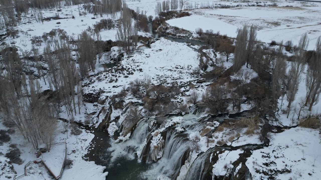 Muradiye Şelalesi Kış Manzarasıyla Ziyaretçilerini Ağırlıyor
