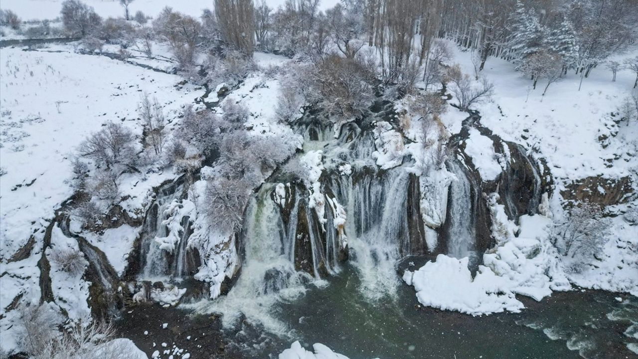Muradiye Şelalesi'nin Çevresi Karla Kaplandı