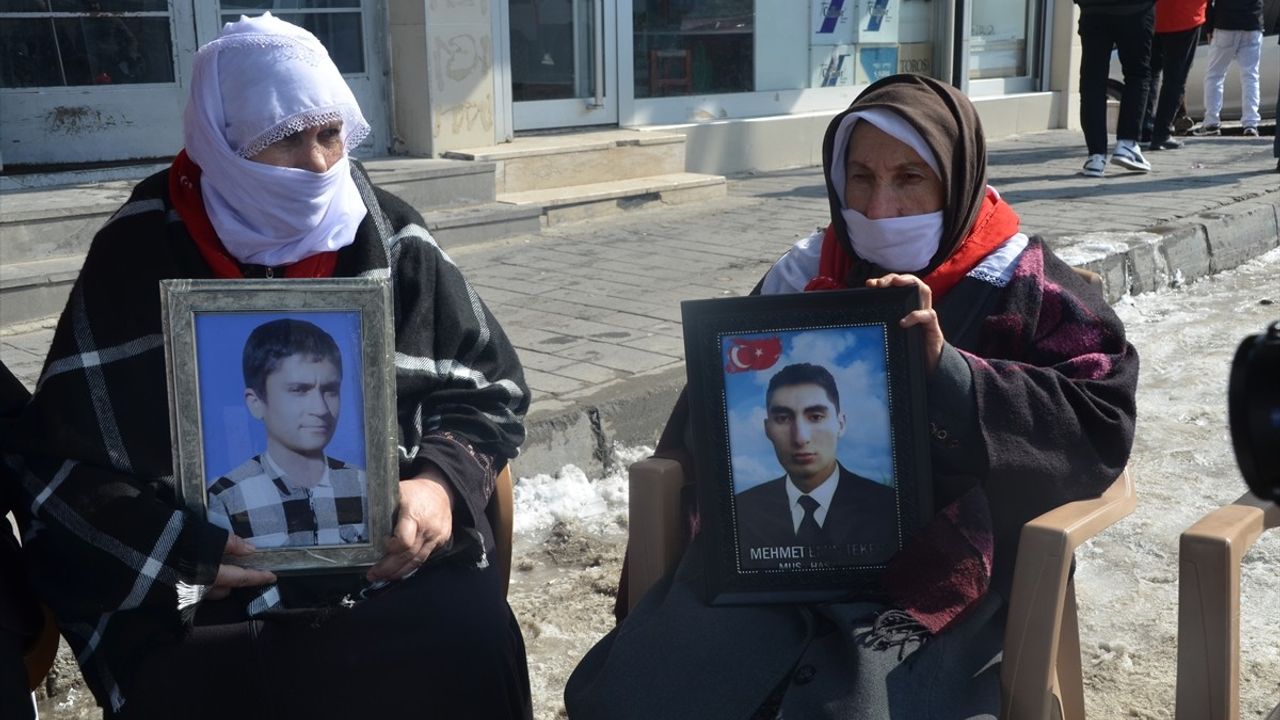 Muş'ta Ailelerin DEM Parti Binası Önündeki Eylemleri Devam Ediyor