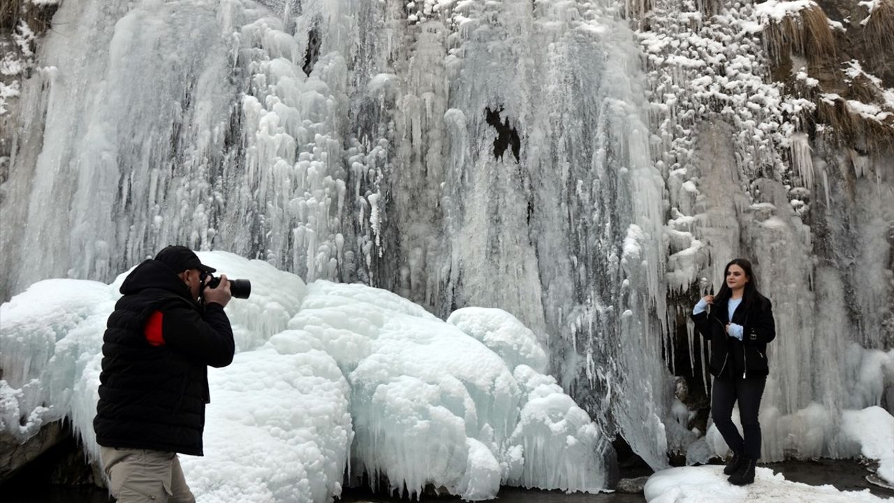 Muş'ta Çar Çayı Şelalesi Dondu