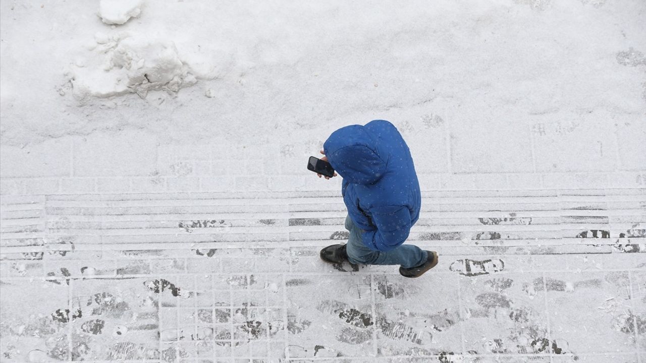 Muş'ta Kar Yağışı Etkili Olmaya Başladı