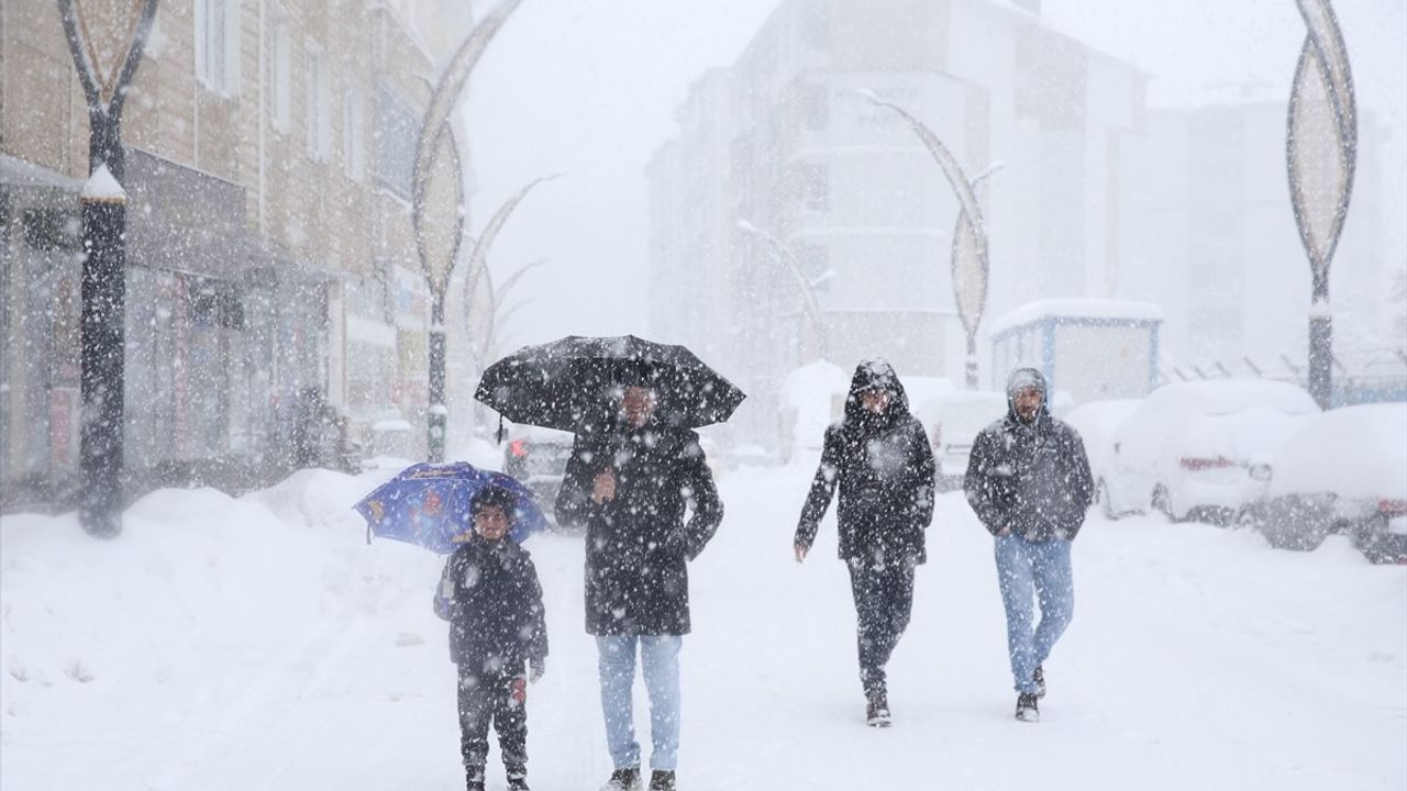 Muş'ta Kar Yağışı Yaşamı Olumsuz Etkiliyor