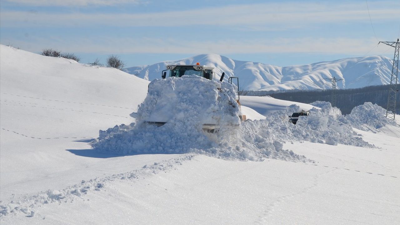 Muş'ta Karla Mücadele Ekipleri, Yolu Kapanan Mezrayı Açtı