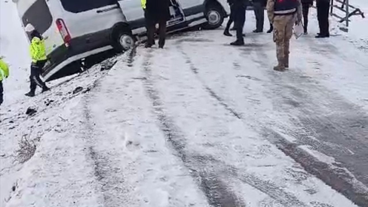 Muş'ta Köprüye Çarpan Servis Kazasında 8 Öğretmen Yaralandı