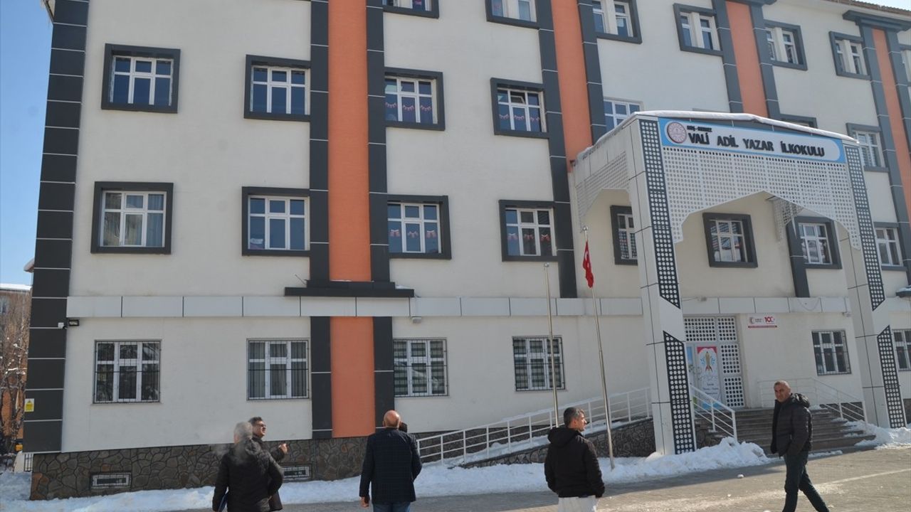 Muş'ta Okul Çatısından Düşen Buz Kütlesi Bir Öğrenciyi Yaraladı