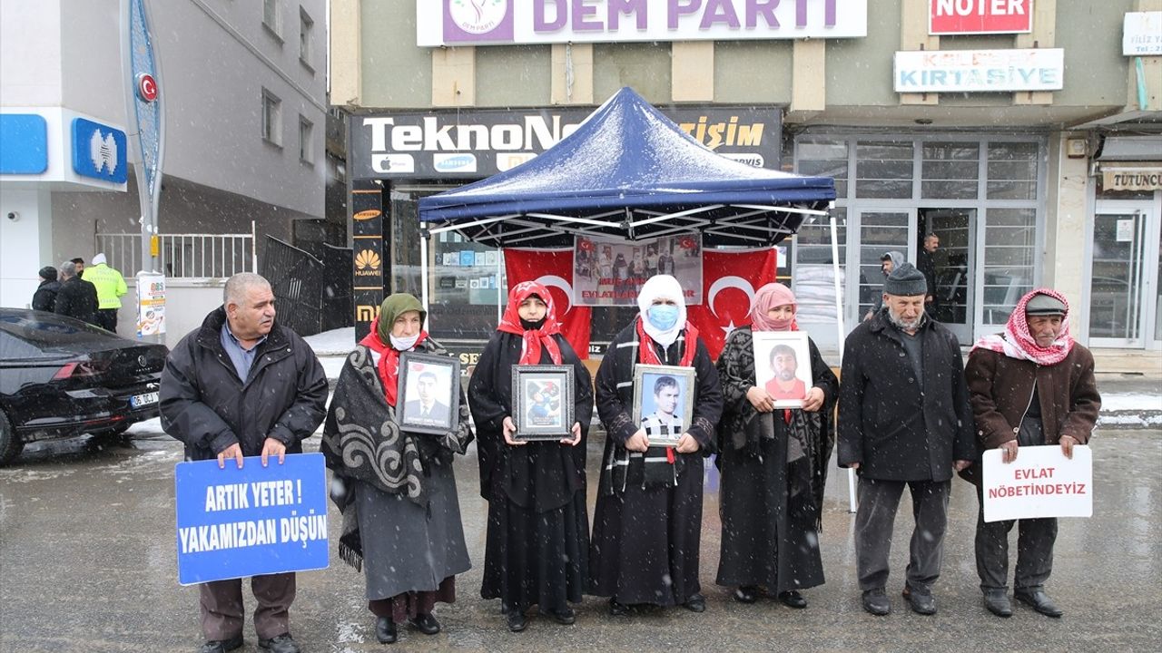 Muş'ta PKK Tarafından Kaçırılan Çocuklar İçin Aileler Eylemlerini Sürdürüyor