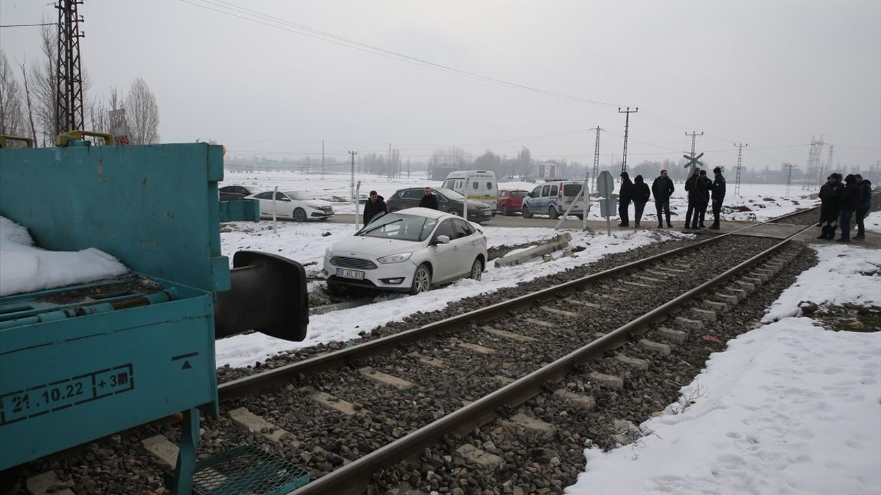 Muş'ta Yük Treni Otomobile Çarptı: Sürücü Yaralandı