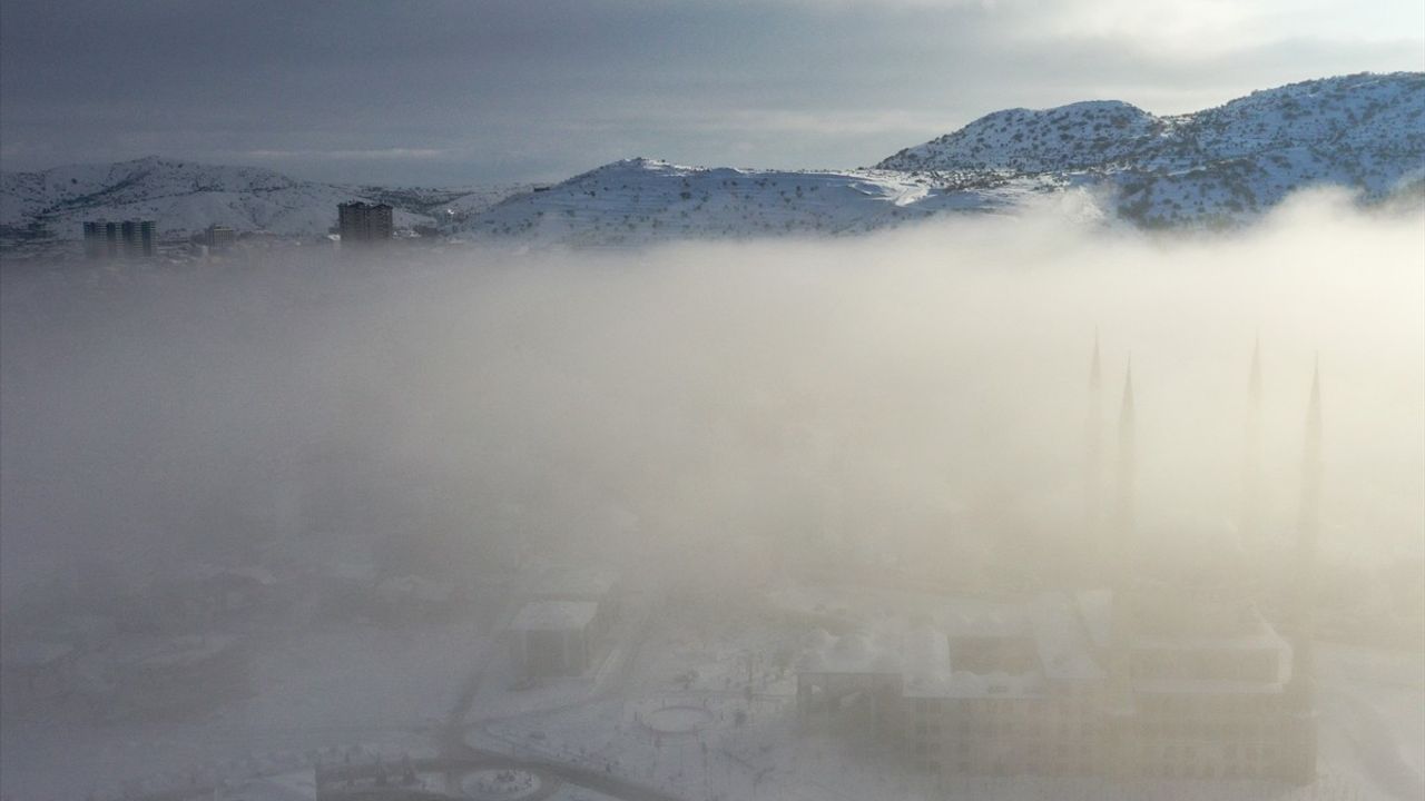 Nevşehir'de Sis Etkili Oldu: Görüş Mesafesi 50 Metreye Düştü
