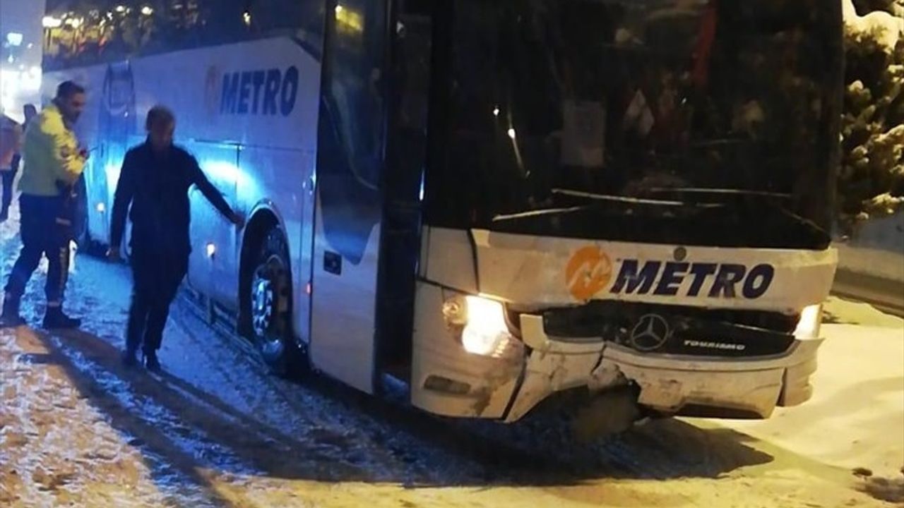 Nevşehir'de Yolcu Otobüsü ile Otomobil Çarpıştı