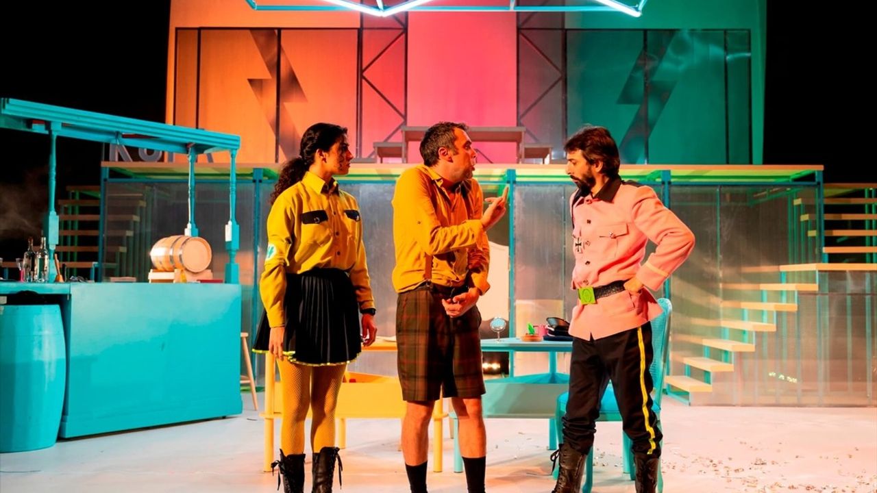 Nilüfer Belediyesi Kent Tiyatrosu 'Şvayk' ile İstanbul'da Seyirciyle Buluşuyor