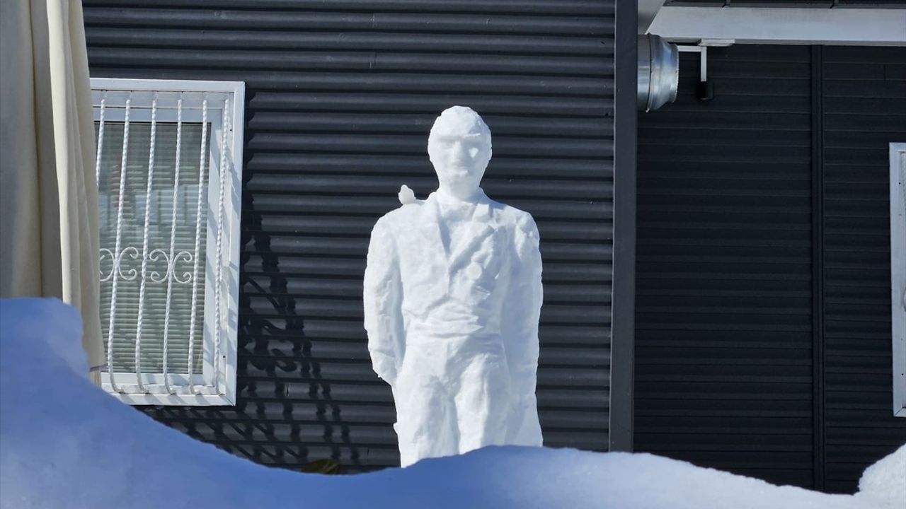 Ordu'da Emekli Öğretmenden Kardan Atatürk Heykeli