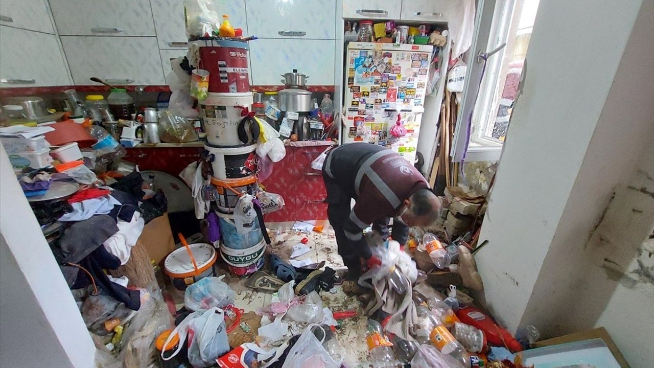 Ordu'da Yalnız Yaşayan Kişinin Evinden 10 Kamyonet Çöp Çıkarıldı