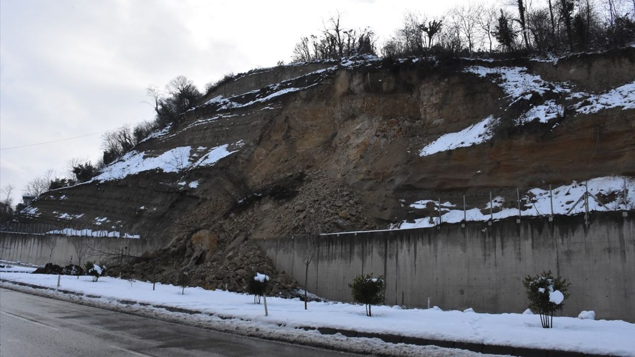 Ordu-Ulubey Kara Yolu Heyelan Nedeniyle Kapandı