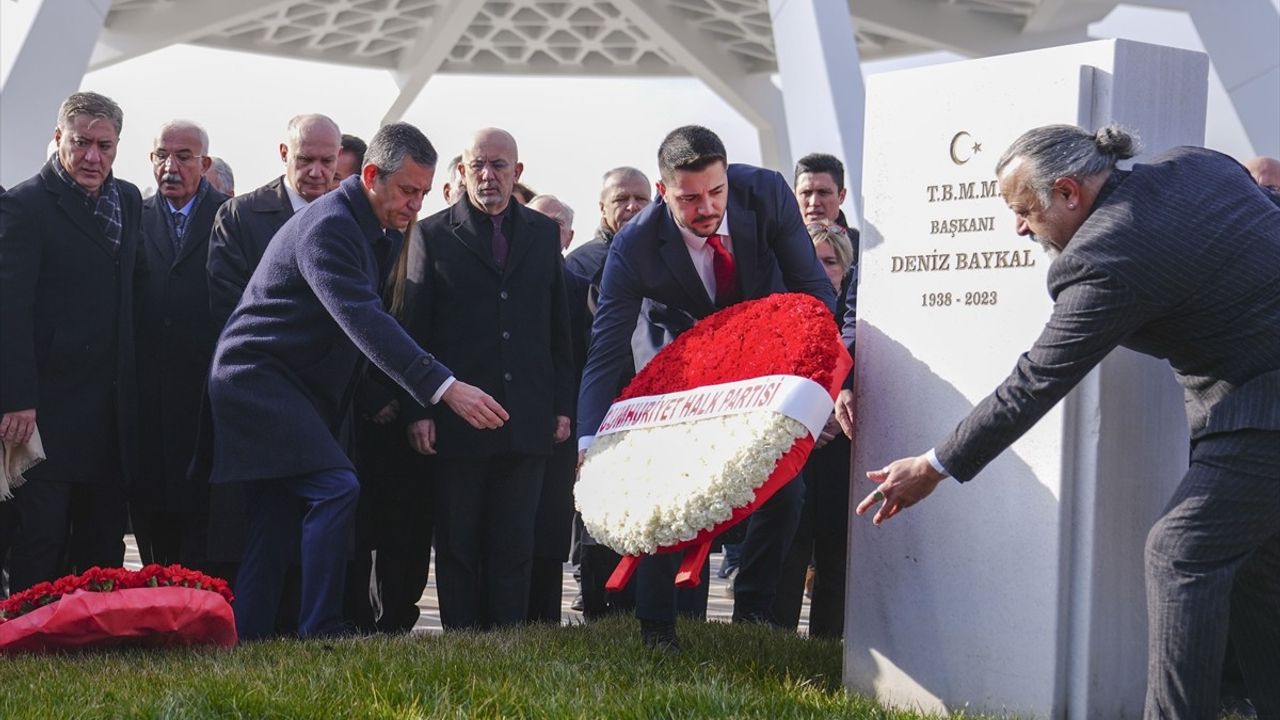Özgür Özel, Deniz Baykal'ın İkinci Yıl Anma Törenine Katıldı