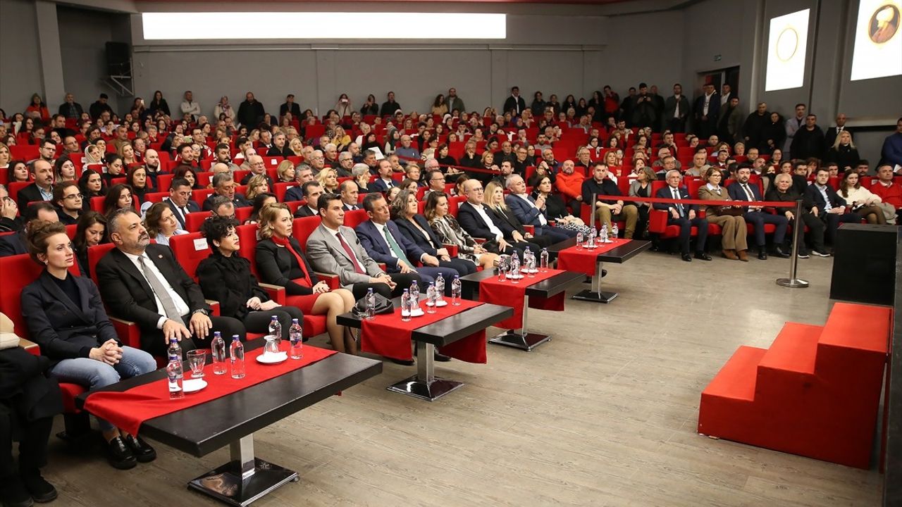 Özgür Özel, Manisa'da Senfoni Orkestrası Konserine Katıldı