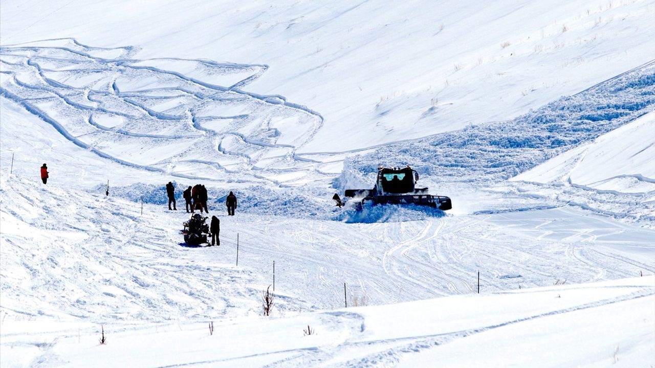Palandöken Dağı'nda Düşen Çığın Kuzey Pistine Aktığı Belirtiliyor