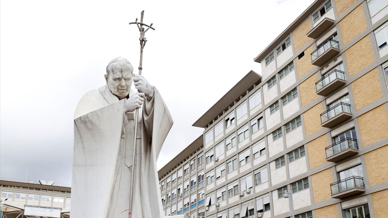 Papa Franciscus, Bronşit Tedavisi İçin Hastaneye Kaldırıldı