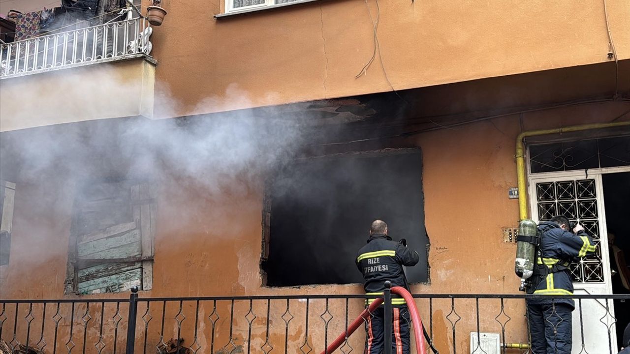 Rize'de 4 Katlı Binanın Giriş Katında Yangın Söndürüldü