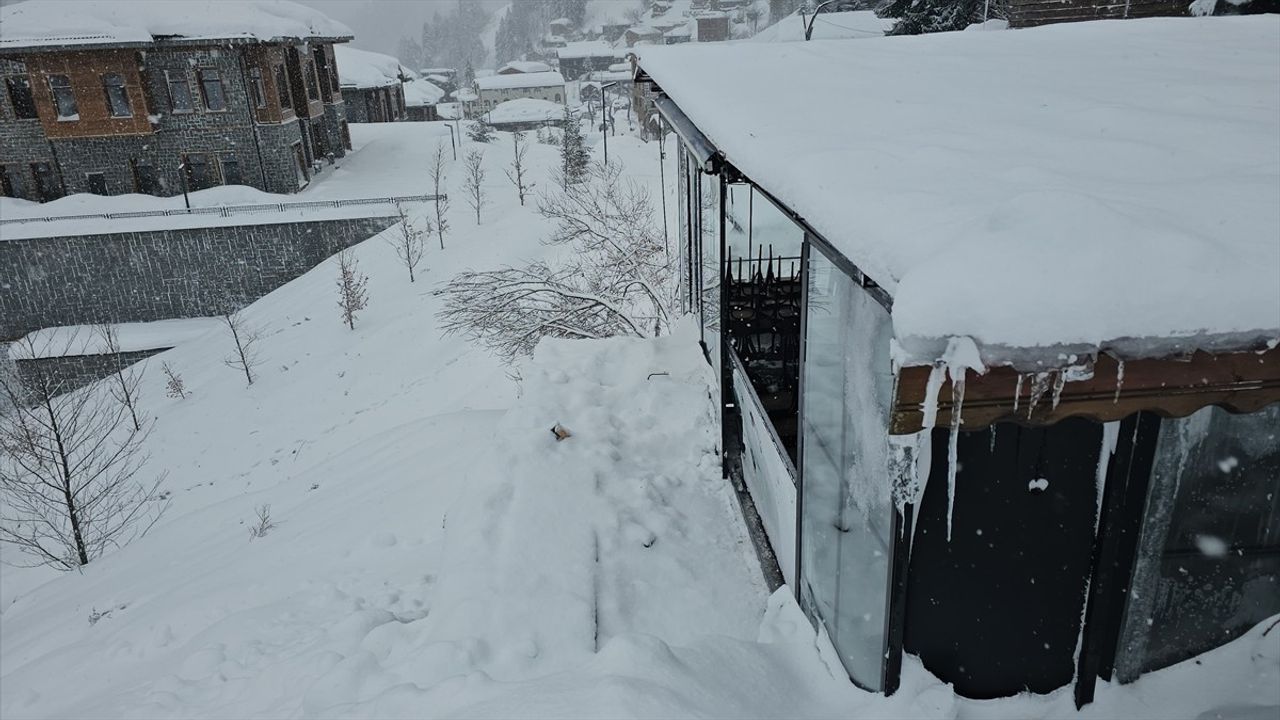 Rize'de Çığ Düşmesi Sonrası Restoran ve Konteynerlerde Hasar Tespit Edildi