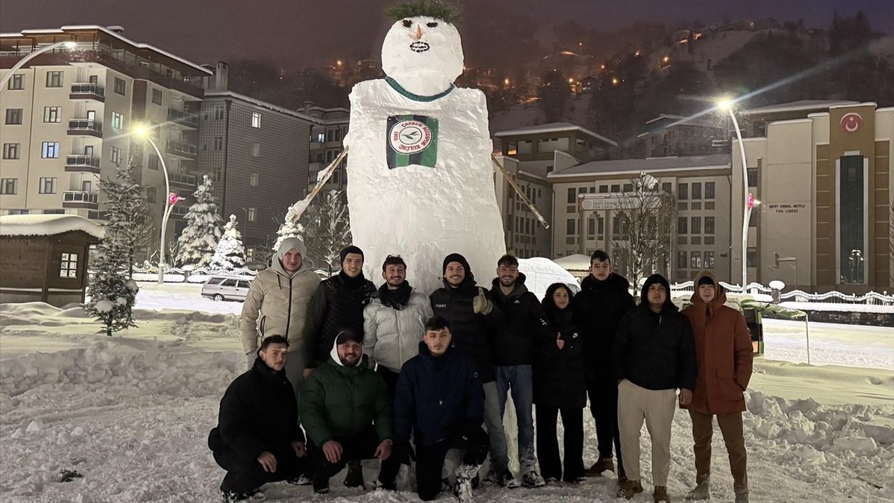 Rize'nin Güneysu İlçesinde Gençlerden 4,5 Metrelik Dev Kardan Adam