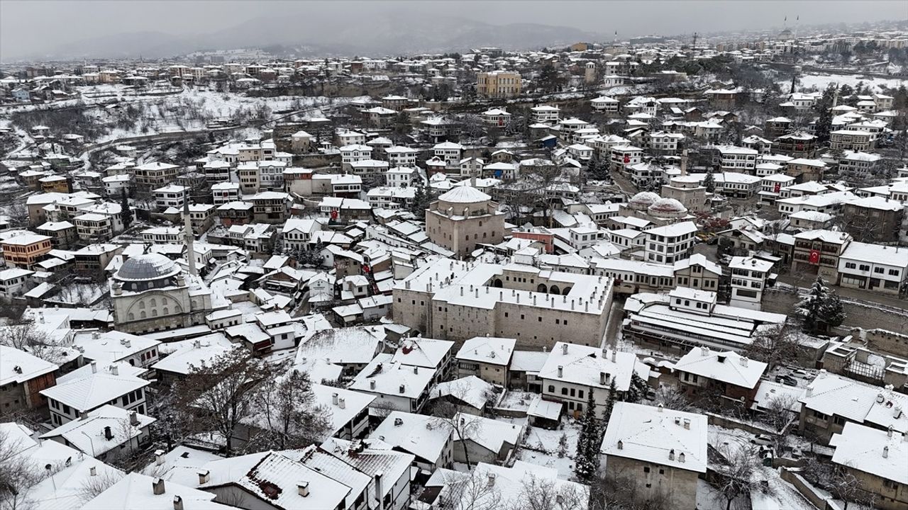 Safranbolu'nun Tarihi Yapıları Karla Kaplandı: Hava Görüntüleri Paylaşıldı