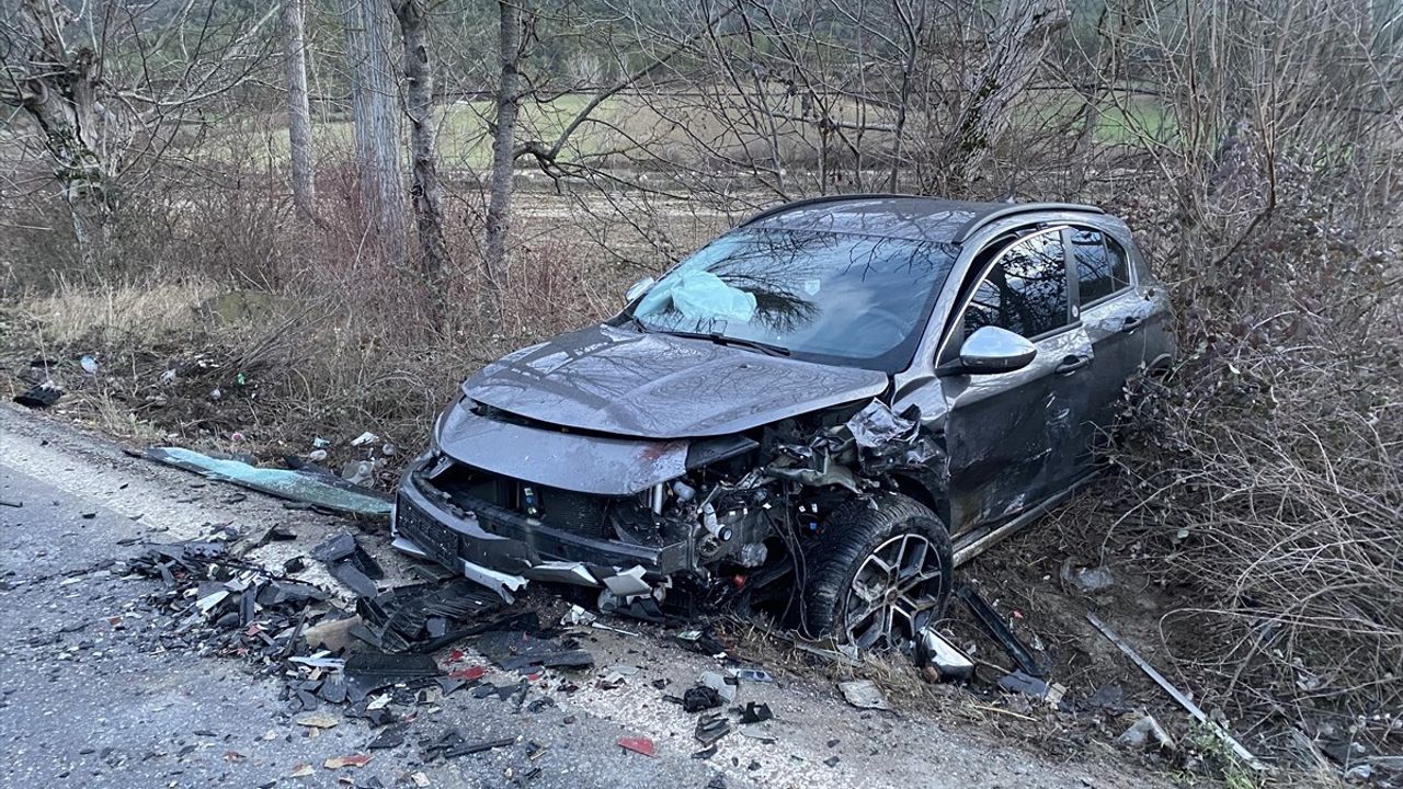Sakarya'da İki Otomobil Çarpıştı: 4 Yaralı