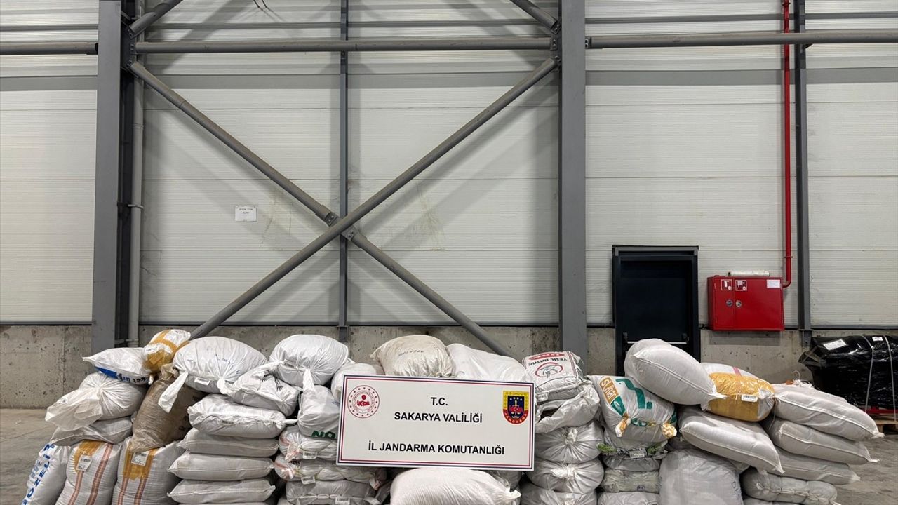 Sakarya'da İki Tırda Kaçak 3,5 Ton Kıyılmış Tütün Ele Geçirildi