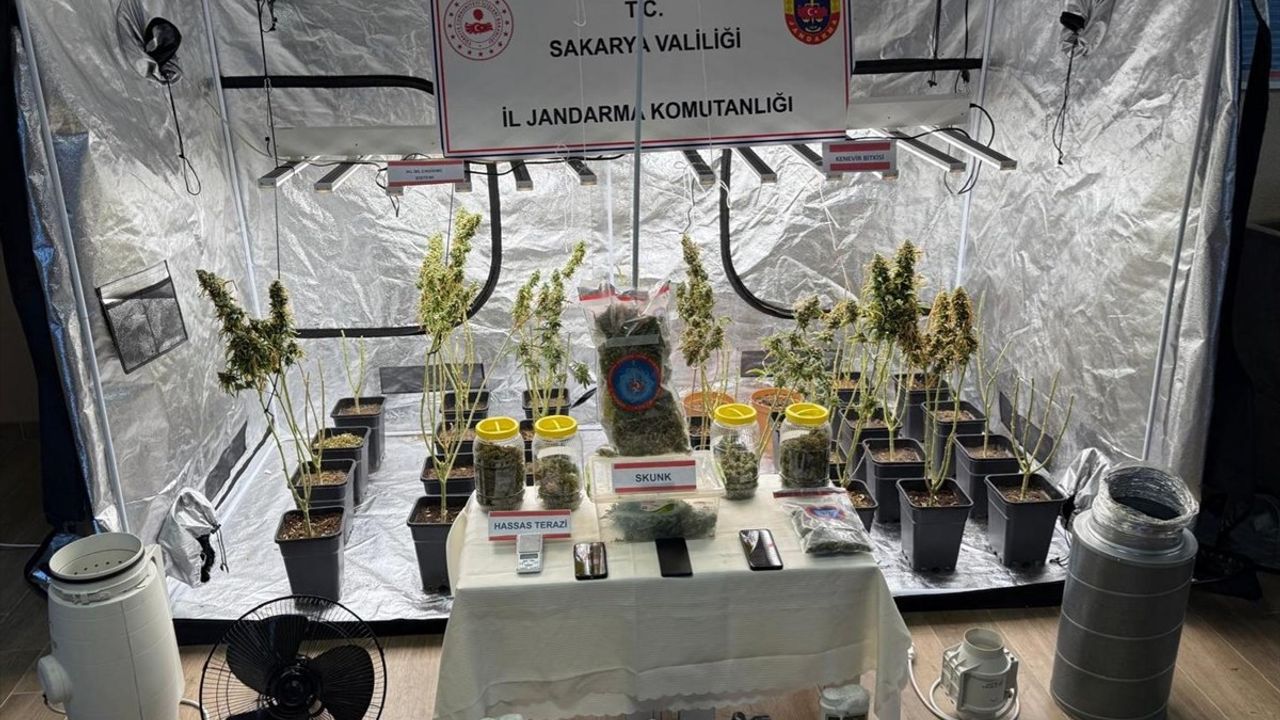 Sakarya'da İklimlendirme Sistemi ile Uyuşturucu Yetiştiren İki Şüpheli Tutuklandı