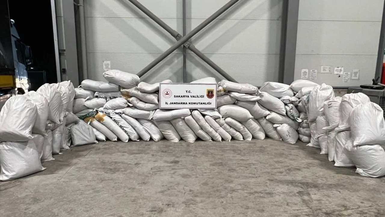 Sakarya'da Kaçak Tütün Operasyonu: 3,5 Ton Ele Geçirildi