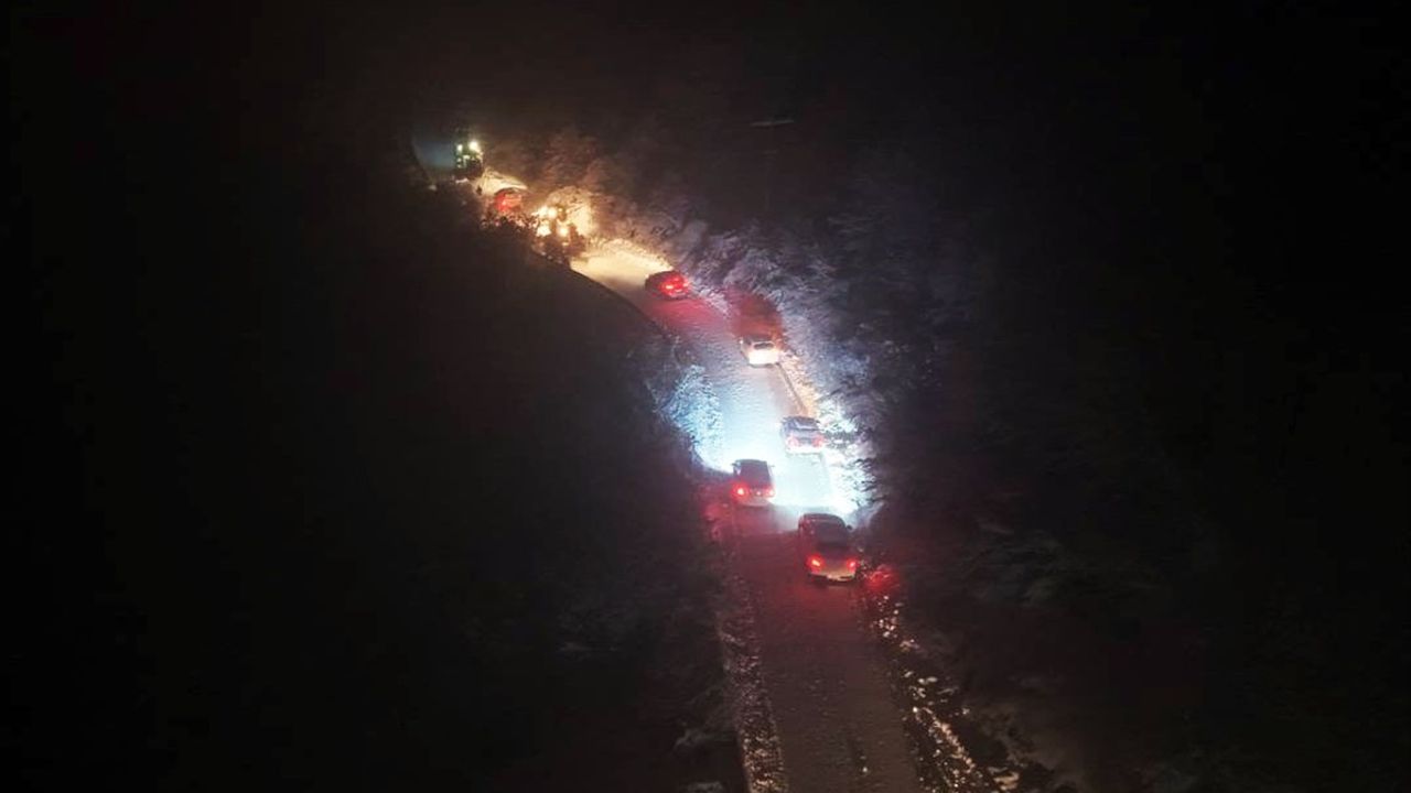 Sakarya'da Kar Nedeniyle Mahsur Kalan 25 Araç Kurtarıldı