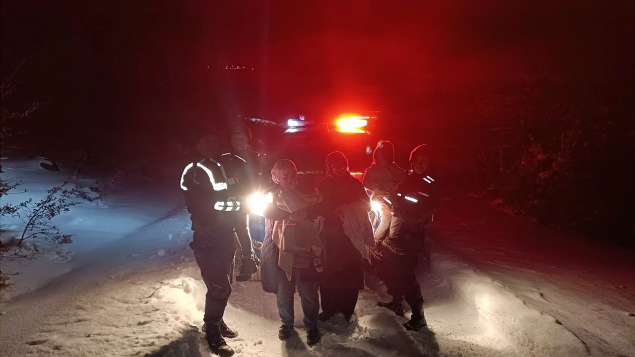 Sakarya'da Kar Yağışı Nedeniyle Mahsur Kalan 6 Kişi Kurtarıldı