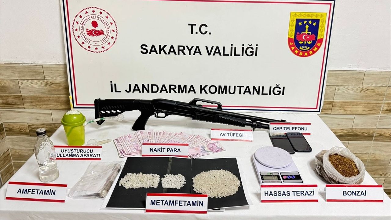 Sakarya'da Uyuşturucu Operasyonu: 1 Kilo 240 Gram Ele Geçirildi, 2 Şüpheli Tutuklandı