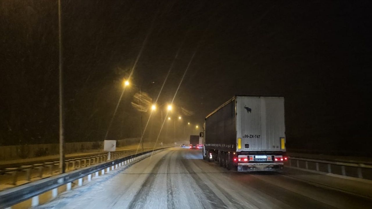 Samsun-Ankara Kara Yolunda Çorum Kesiminde Etkili Kar Yağışı
