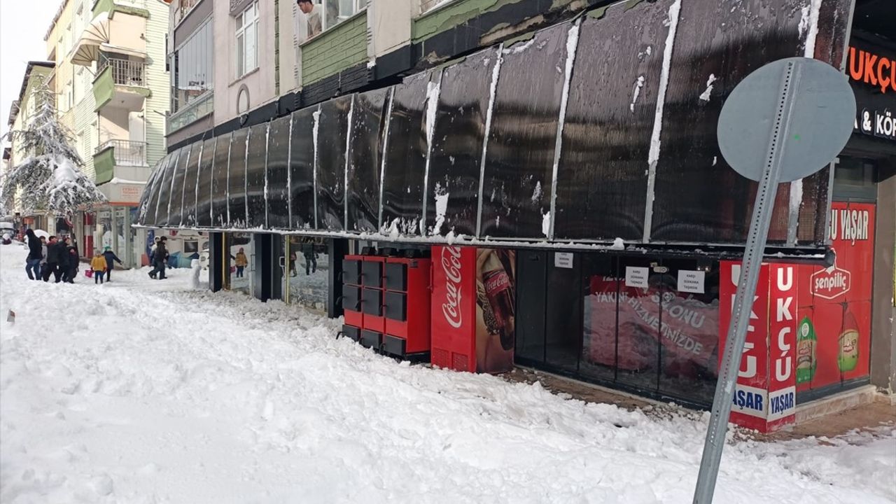 Samsun Çarşamba'da Yoğun Kar Yağışı Tenteleri Çökertti