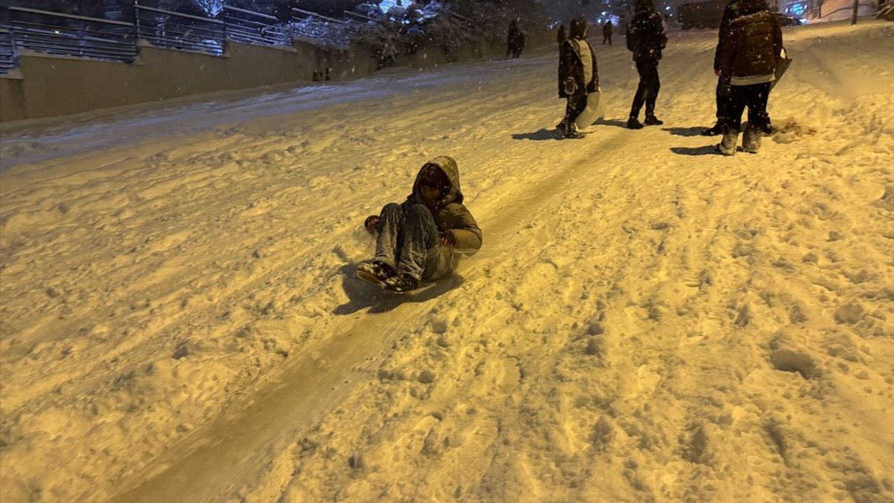 Samsun'da Gençler Kayak Heyecanı Yaşıyor: Karla Kaplı Sokakta Snowboard Keyfi