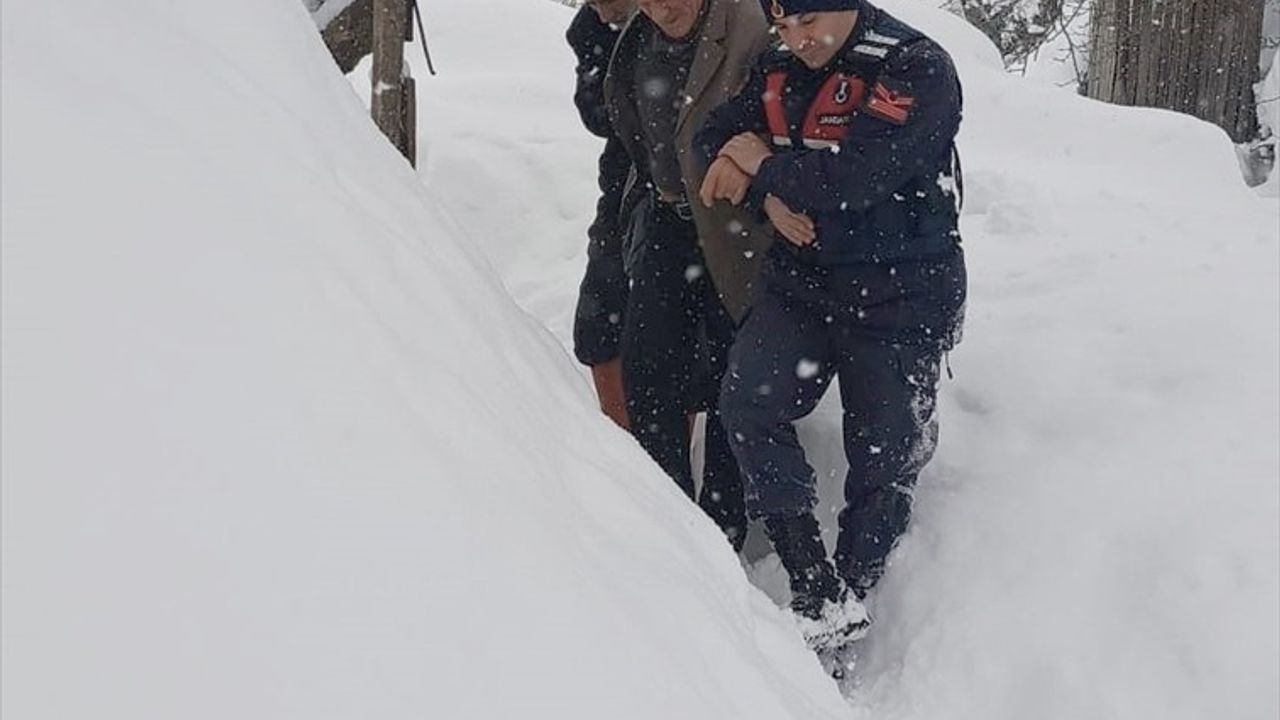 Samsun'da Jandarma, Karda Mahsur Kalan Hastayı Kurtardı