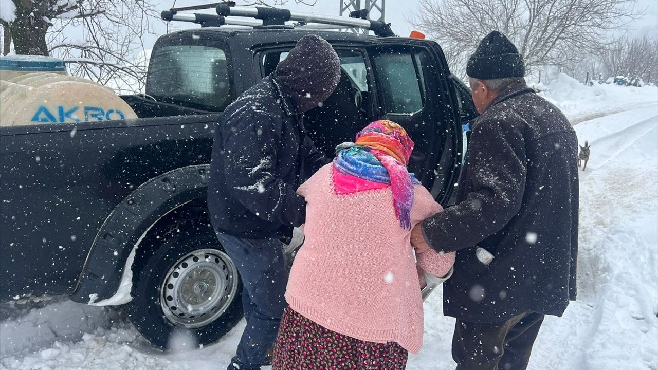 Samsun'da Kar Nedeniyle Hastaneye Gidemeyen Kadına Belediye Ekipleri Yardım Etti