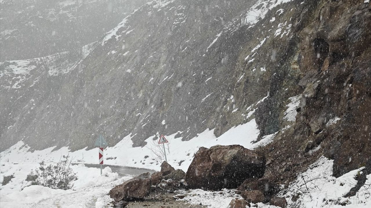 Samsun'da Sağanak ve Kar Nedeniyle Kaya Parçaları Yola Düştü