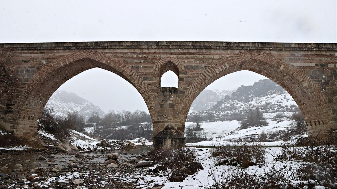 Samsun'da Tarihi Kurt Köprü'nün Kar Manzarası Havadan Görüntülendi