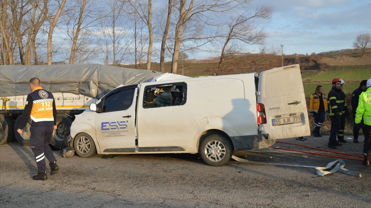Samsun'da Tıra Çarpan Minibüste 1 Ölü, 2 Yaralı