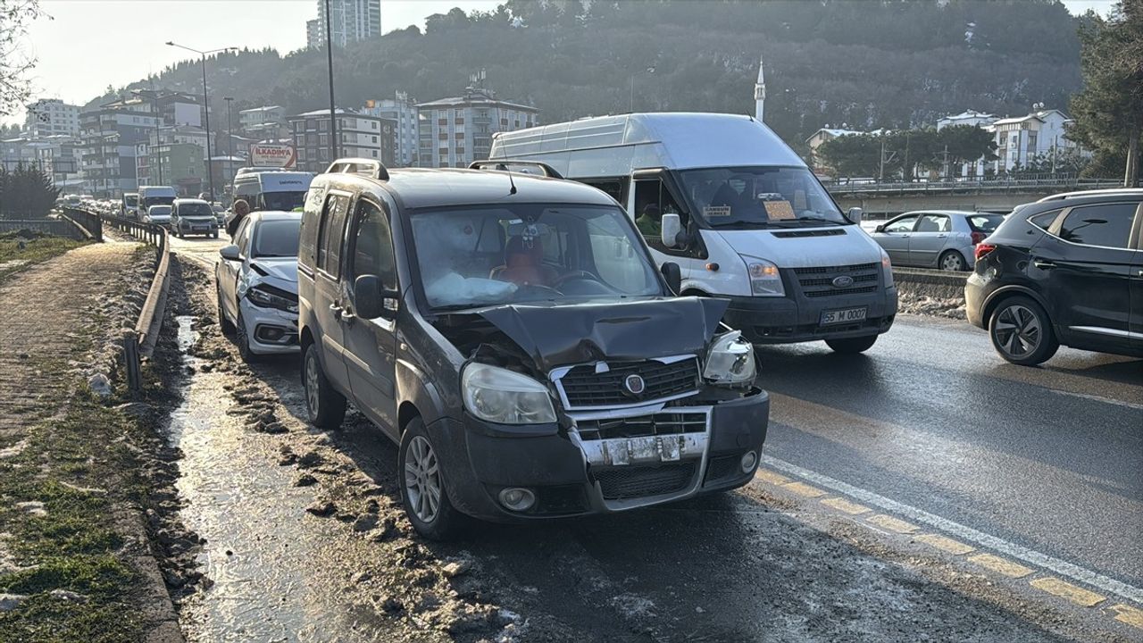 Samsun'da Zincirleme Trafik Kazasında İki Kişi Yaralandı