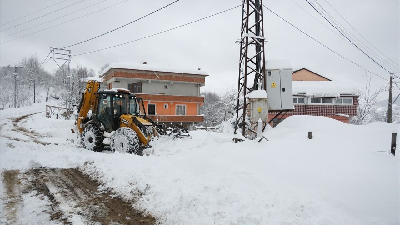 Samsun'un Terme ilçesinde etkili kar yağışı yaşamı olumsuz etkiliyor