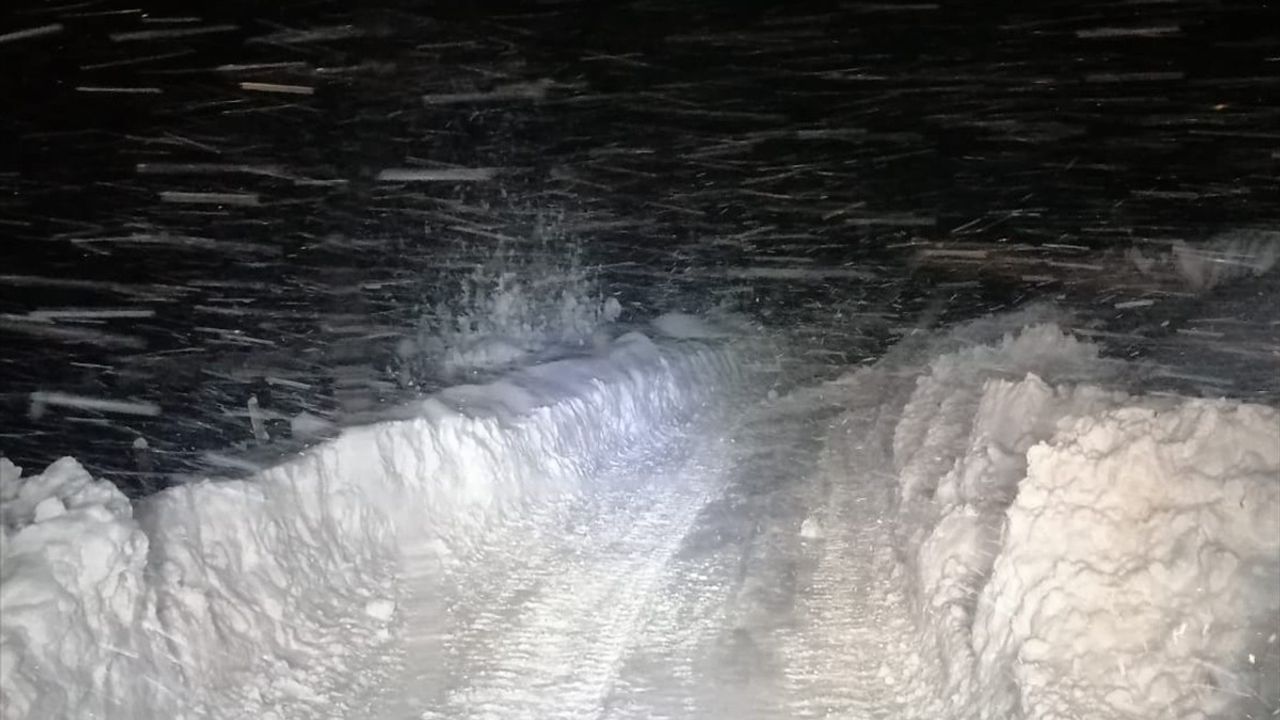 Samsun'un Yakakent İlçesinde Kar Kalınlığı 1,5 Metreye Ulaştı